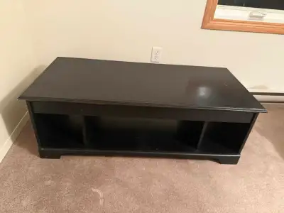 For sale coffee table in really good conditions pulls up as you can see in the pic asking 120$ picku...