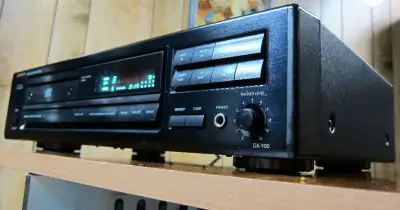 NICE, CLEAN, WORKS AND SOUNDS LIKE NEW; ONE OF THE BEST SOUNDING VINTAGE CD PLAYERS; Has both warmth...