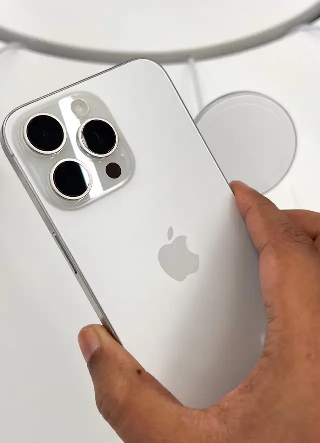 Iphone 15 pro White in Cell Phones in Kitchener / Waterloo - Image 2
