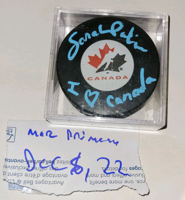Sarah Palin signed 8x10 pictures and Hockey Puck / Items signées dans Art et objets de collection  à Ville de Montréal - Image 4