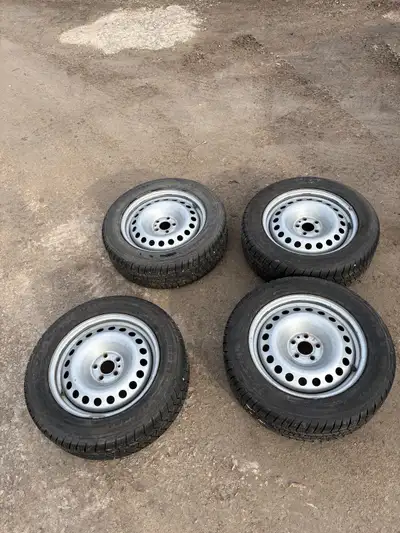 Set of 4 General Tire Ultimax 215 55 16 all season tires on rims (5x100) tires are in very good cond...