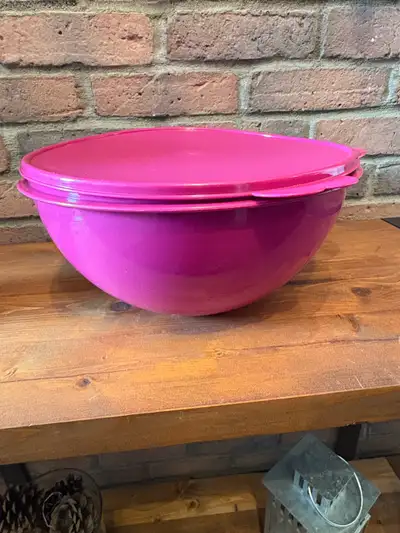 Tupperware Thatsa bowl (32 cups), View more