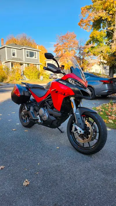 Excellent condition Ducati V2S. This exceptional motorcycle has the following: cruise control, heate...