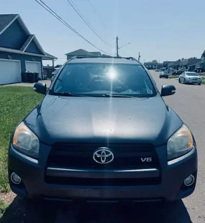 Selling a well maintained and clean title. 2011 Rava4 V6 4WD 3.5L Sports Automatic Transmission Both...