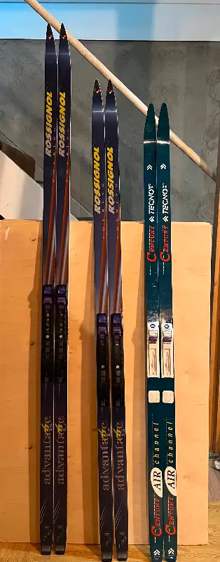 3 pairs of skis, 200, 180 and 170 cm. Waxless, fishscale. Great for beginners. We used them as a fam...