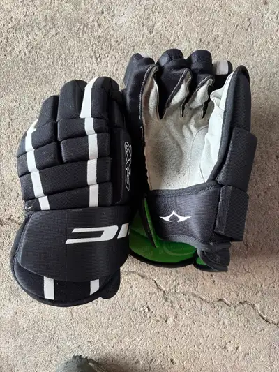 Hockey Gloves. Vic. Men’s. 14 inch., View more
