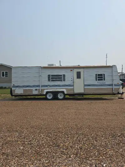 2004 King Sport by Stream Flow Sleeps six A.c Fridge/ Freezer Large bathroom with bathtub and shower...