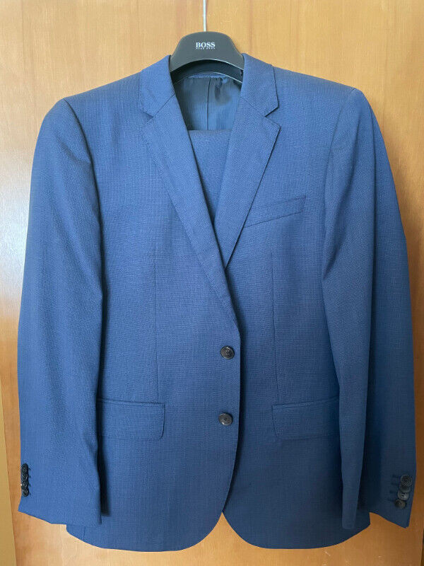 Men's Hugo Boss Blue Suit Size 38 dans Hommes  à Winnipeg