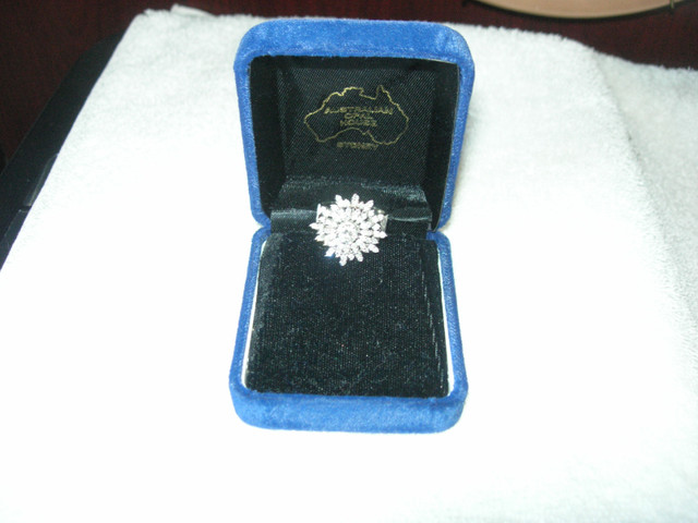 Diamond Cluster Ring dans Bijoux et montres  à Lethbridge