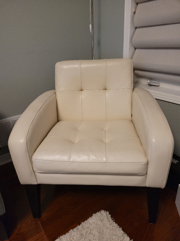Living room side chair 1 Leather in Chairs & Recliners in Markham / York Region - Image 2