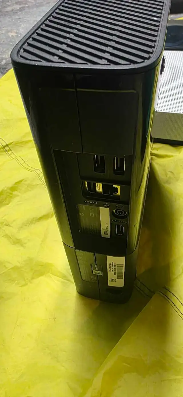 Lot de Consoles de Jeux / Video Game Console Lot (Xbox, Wii) in XBOX One in Laval / North Shore - Image 3