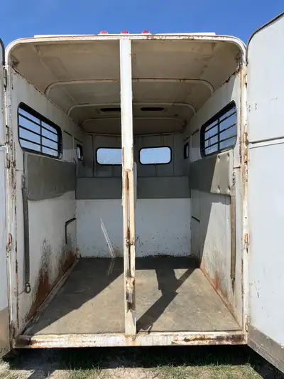 1994 Circle J trailer 2 horse Fits my Clydesdale very spacious, has doors to horses head on both sid...