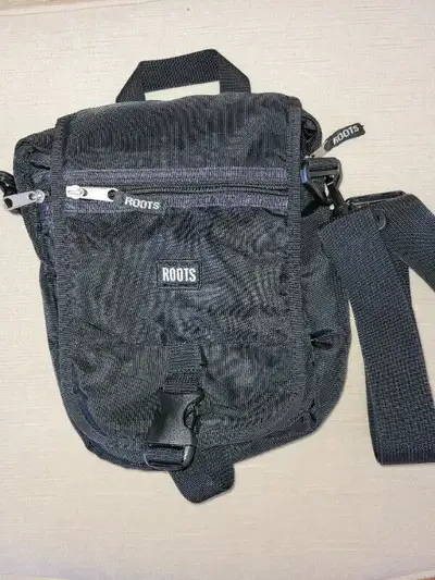 Roots crossbody bag!!