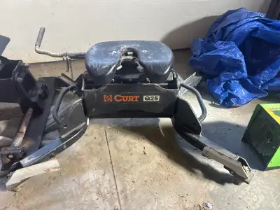 This is a Curt Q25 5th wheel hitch, ready to help you tow your trailer with confidence. Being a used...