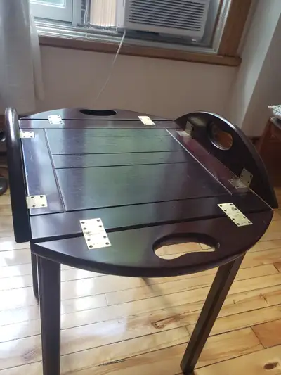 Jolie table Bombay Marron avec appliques dorées Table ronde et basse. 24 po de diamètre Peit servir...