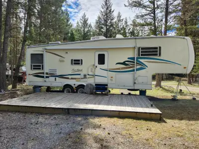 2003 Gulfstream Seahawk 5th Wheel 29', 2 slides, 2-100 watt solar panels with controller, clean, loo...