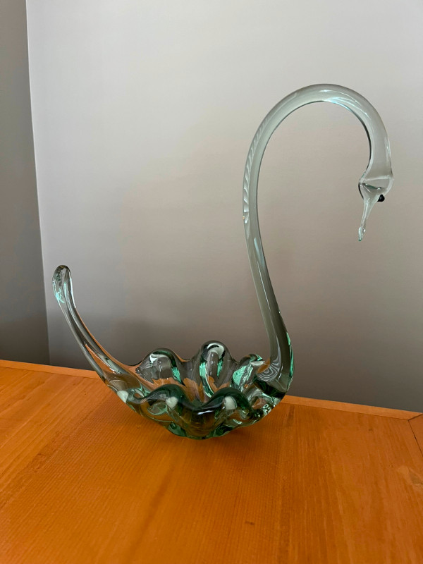 (Vintage?) Glass Swan in Home Décor & Accents in Red Deer - Image 3