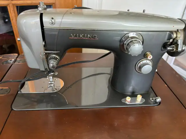 VINTAGE VIKING SEWING MACHINE - MODEL # 893362854391862019122