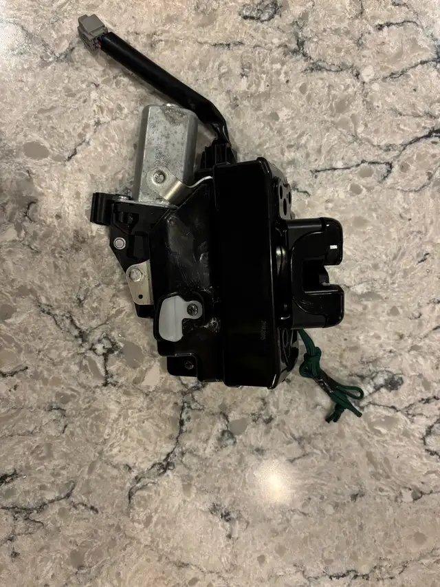 New aftermarket Toyota liftgate latch  2016-2018 Toyota RAV4 in Other Parts & Accessories in Ottawa - Image 3