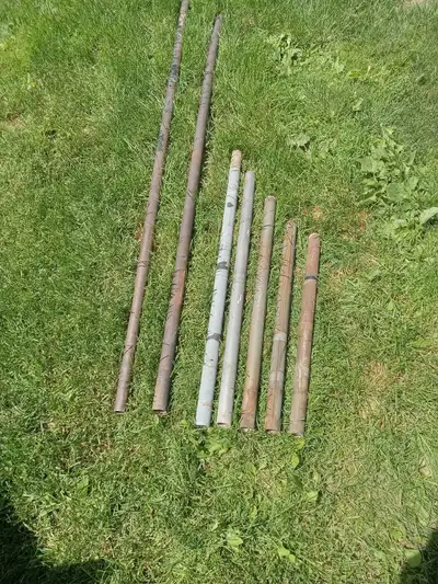VARIOUS LENGTHS OF 1-1/2 INCH STEEL PIPE FROM 2 FEET TO 6 FEET . $5 FOR THE LOT.