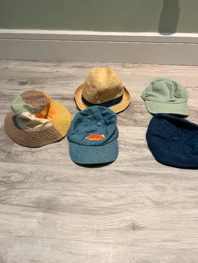 5 x toddler hats. Tags range from 12 months - 3 years but all fit at around 2 years. No rips, stains...
