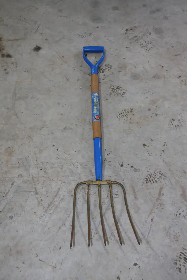 pitch fork in Outdoor Tools & Storage in Oshawa / Durham Region - Image 3