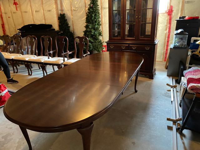 Dining Room Set - Roxton Temple Stuart - Reduced Price in Dining Tables & Sets in Trenton - Image 4