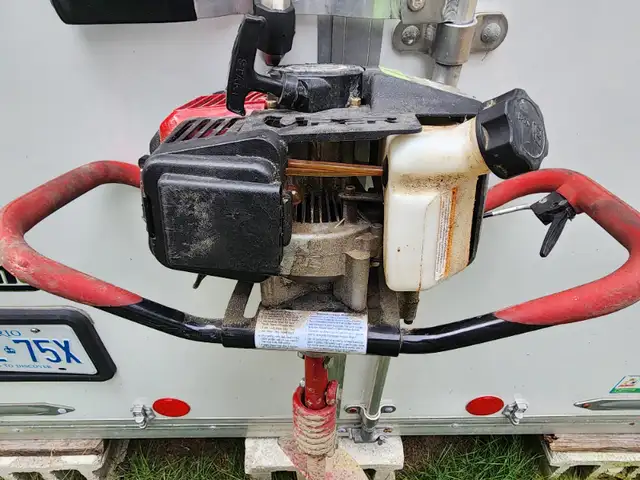 Earthquake Viper E43 Post Hole Digger Gas 43cc 2-Cycle Engine in Outdoor Tools & Storage in Windsor Region - Image 5