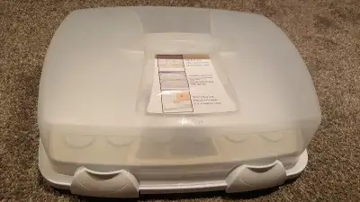 Wilton 3-in-1 Cake/Cupcake Caddy. Excellent condition. Strong, durable Wilton quality brand name car...