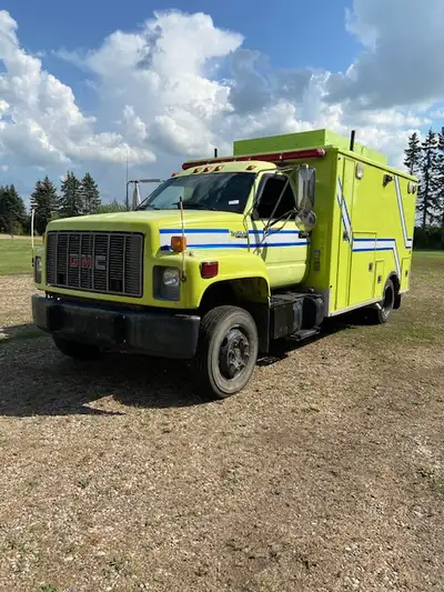 Mobile Pressure Washer Truck. 3116 Cat Engine, Automatic with air suspension, vacuum brakes. Lots of...