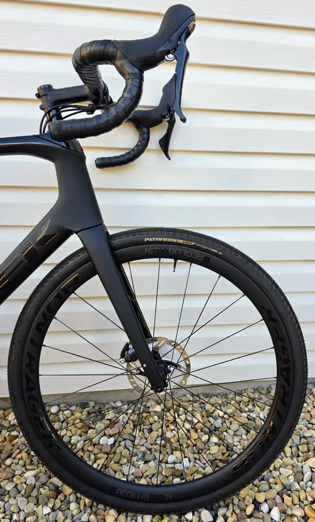 2020 Trek Domane SL 6 Carbon Road/Gravel Bike – 60 cm – Carbon W in Road in Calgary - Image 9