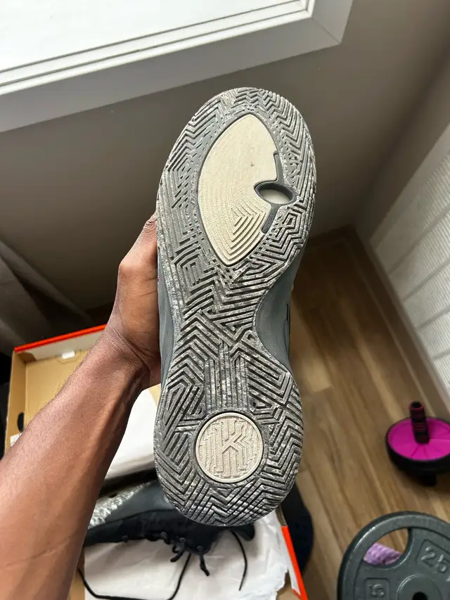 Kyrie fly trap 2 in Men's Shoes in Markham / York Region - Image 5