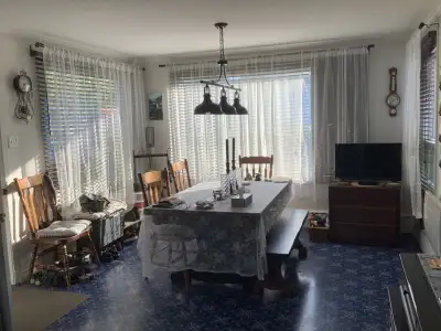 Pour 1 à 2 personnes tranquilles. Maison semi-meublée 6 1/2 au rez-de-chaussé avec 2 1/2 au sous-sol...