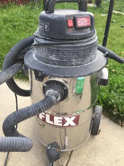This is a used Flex wet/dry vacuum, perfect for tackling tough cleaning jobs. It has a durable desig...