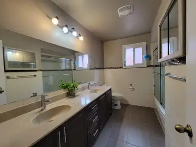 FURNISHED ROOM ON UPPER LEVEL WITH PARKING