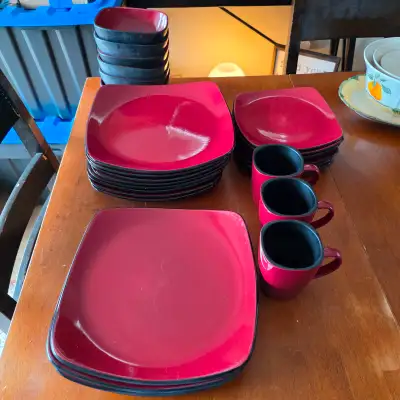 Stoneware set red & black Pu In Chestermere
