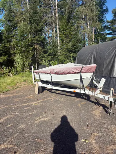 20hp mercury 4 stroke , new floor no leaks, Lights live well life jackets. New tires and rims, beari...