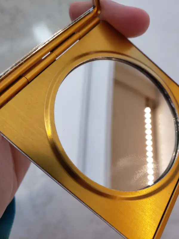 Vintage gold compact mirror in Women's - Other in Markham / York Region - Image 7