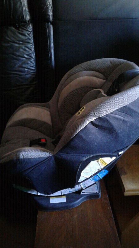 Baby car seat in Strollers, Carriers & Car Seats in St. Albert - Image 3