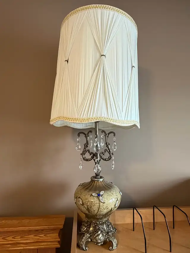 beautiful antique lamp in Other in Hamilton - Image 2