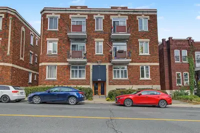 Bright and comfortable 3-bedroom apartment available in NDG, with two special features: a cozy OFFIC...
