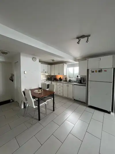 Logement 4 1/2, semi sous-sol, au centre ville de Jonquière. Libre immédiatement. 890.00$/mois non-c...