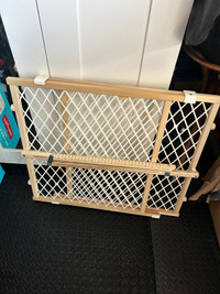 Wooden and plastic baby/pet gate 
