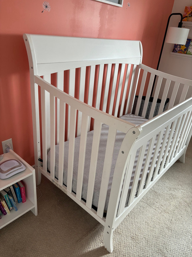 Baby Crib, Mattress and 2 fitted sheets! in Cribs in Edmonton - Image 2