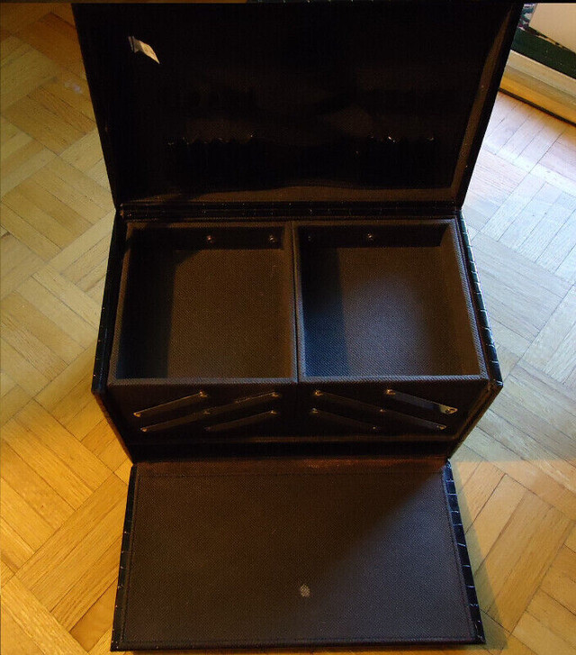 BLACK ALLIGATOR LEATHER WOMAN'S  MAKEUP/JEWELRY CARING CASE! in Women's - Bags & Wallets in Markham / York Region - Image 4