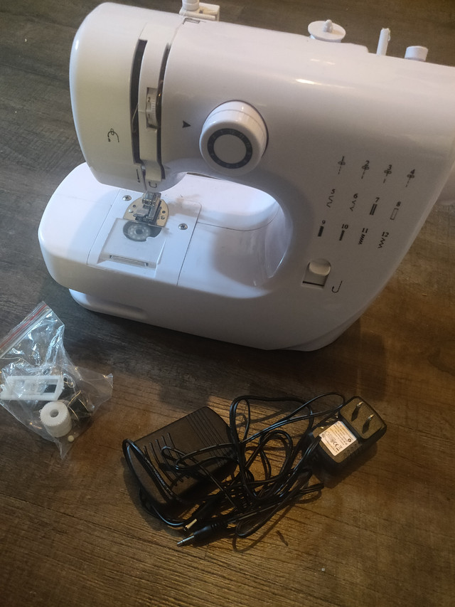 Small sewing machine in Hobbies & Crafts in Winnipeg