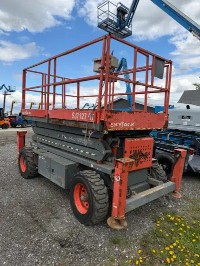 Located in taber ) here is a 2013 skyjack 7127 RT scissor lift has kabota duel fuel engine has 2365...