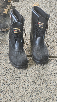 Lady's hard toe winter work boots