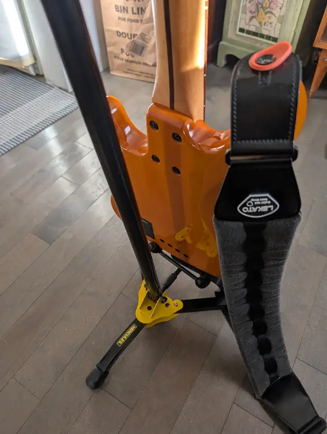 Cort Custom Bass in Guitars in Gatineau - Image 8