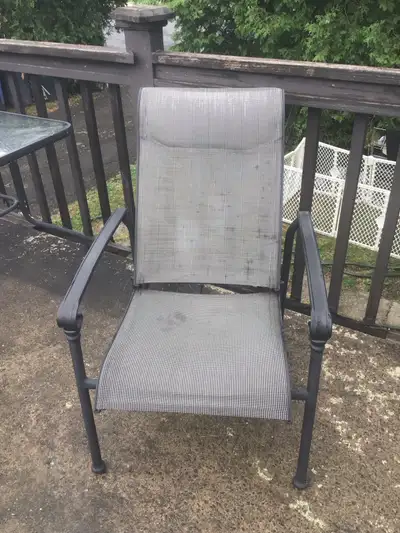 très grande chaise inclinable ,fait 3 positions pour extérieur , View more